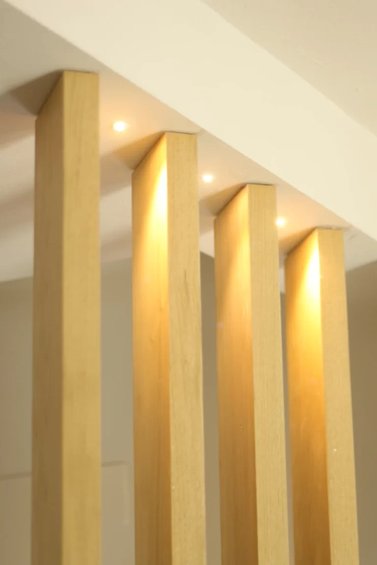 Parete divisoria a listelli in legno